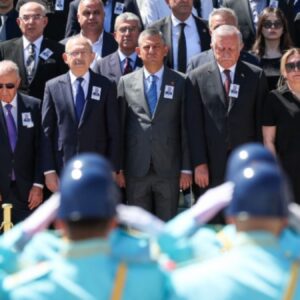 bahceli ozel ve kilicdaroglu yan yana eski saglik bakani sivgin icin tbmmde toren icXBNyq8