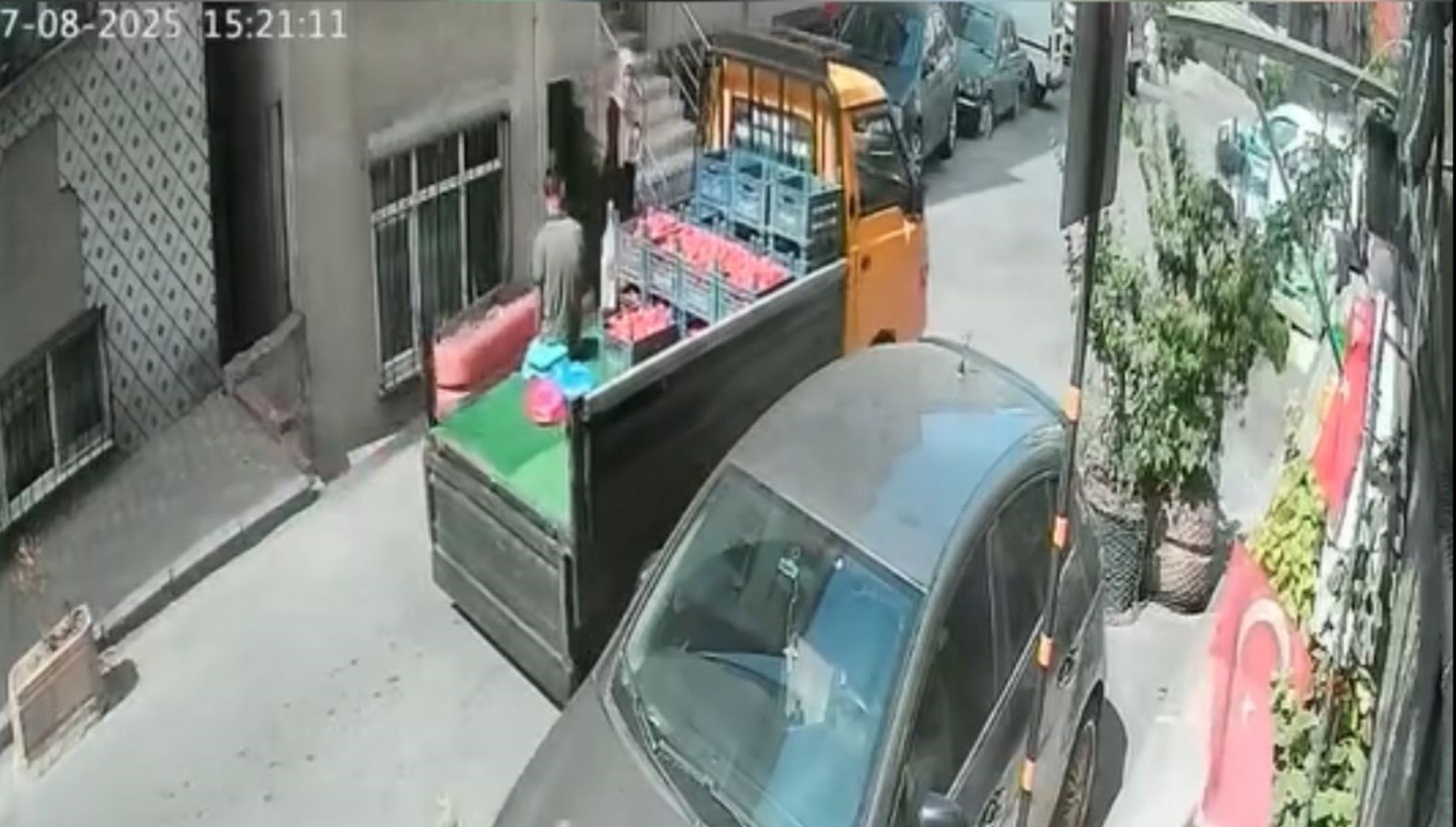 domatesi eksik tarttin tartismasi satici musteriye kamyonetle carpti r26OVDCw