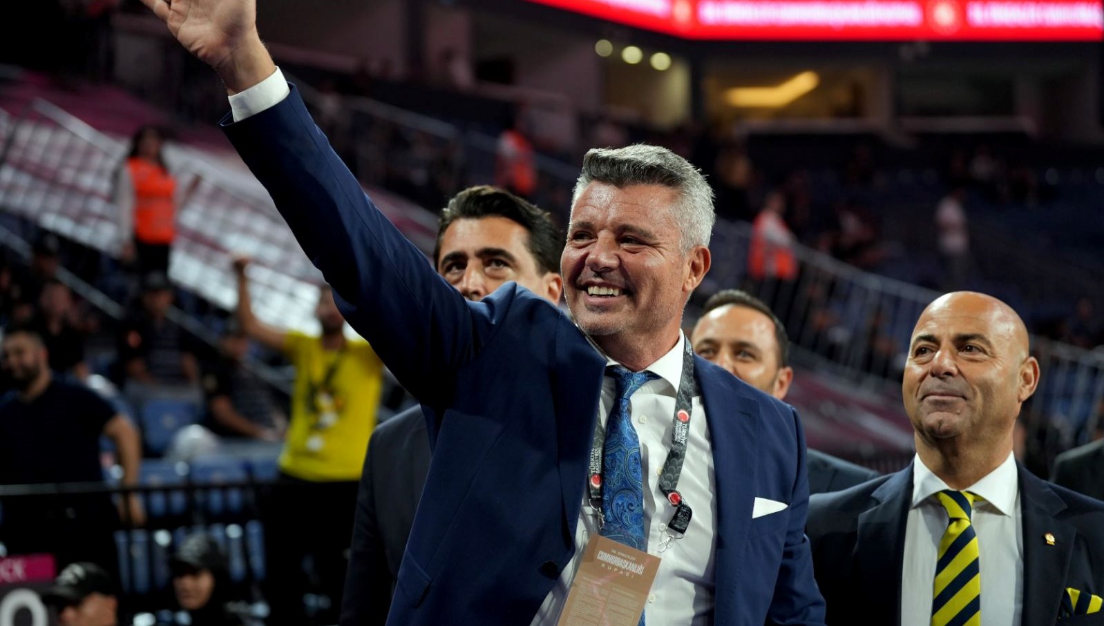 ben degil ali bey kupayi kaldirsin demisti sadettin saran finalde takimini yalniz birakmadi 9Tjf6OEy