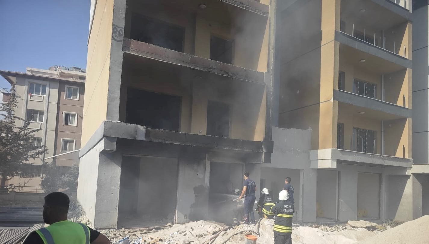 hatayda insaat halindeki binada yangin Jufn1LMt