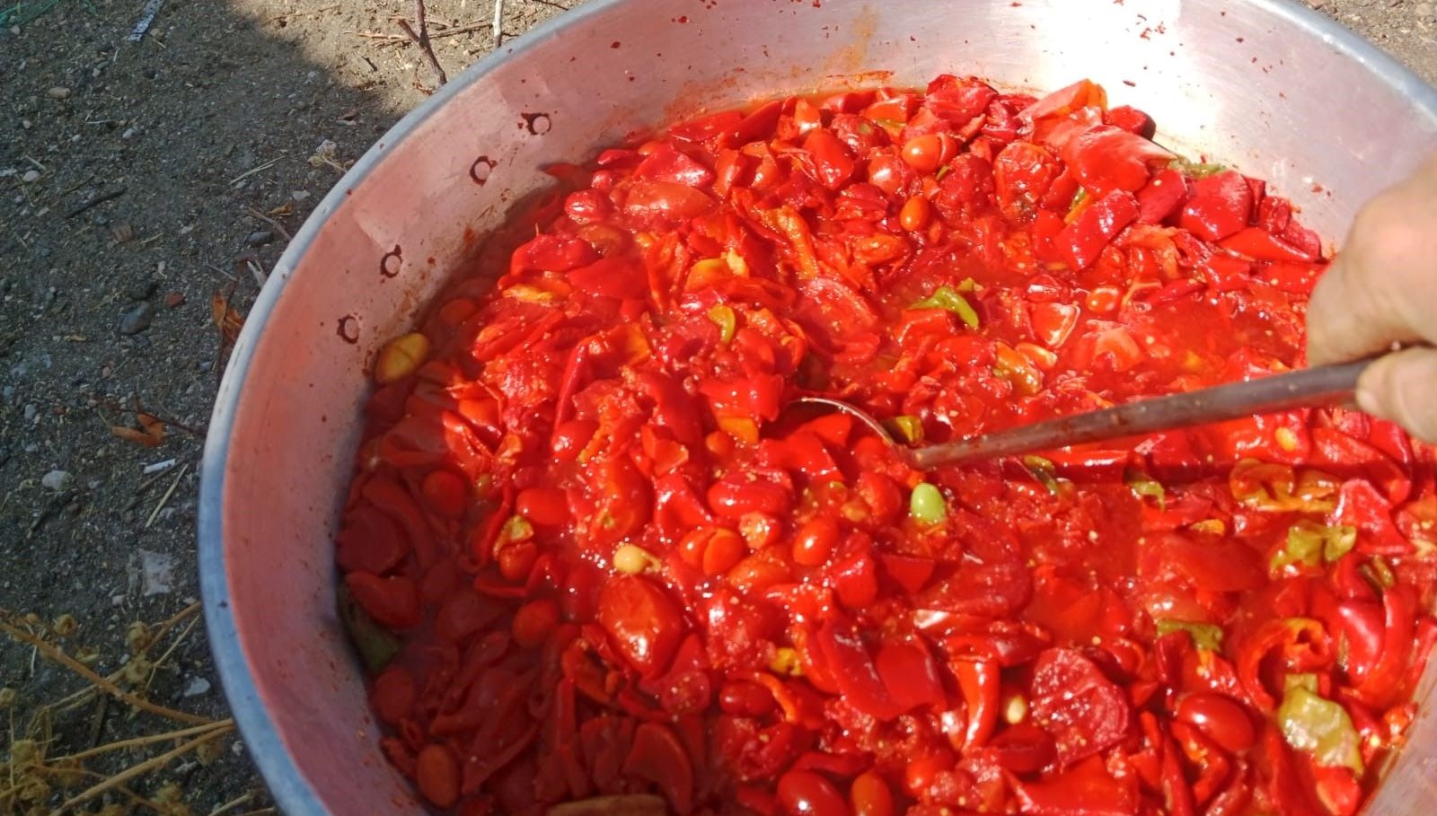 kis mevsimi gelmeden kirsal kesimlerde salca yapimi basladi fMigLXhJ