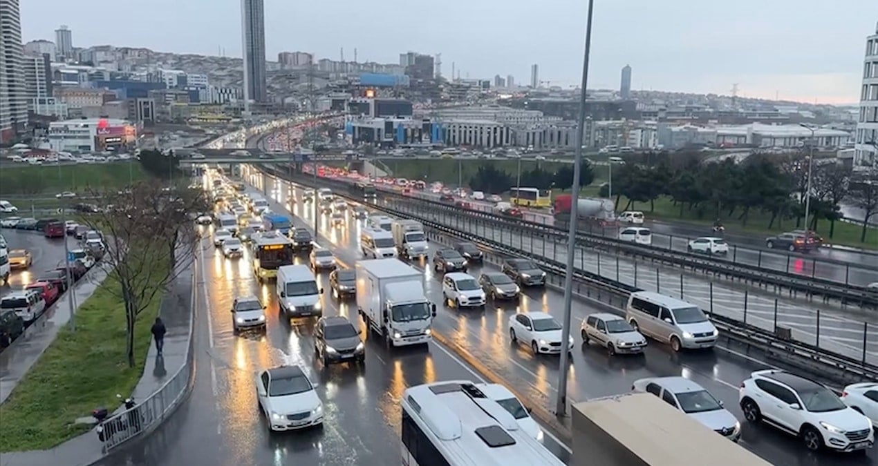 pazartesi yagmuru megakenti vurdu istanbulda trafik kilitlendi XqGkpL1Q
