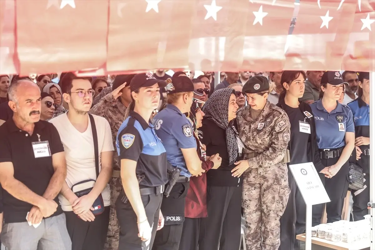 sehit polis mustafa karapinarin cenazesi ugurlandi GDFNDCOf