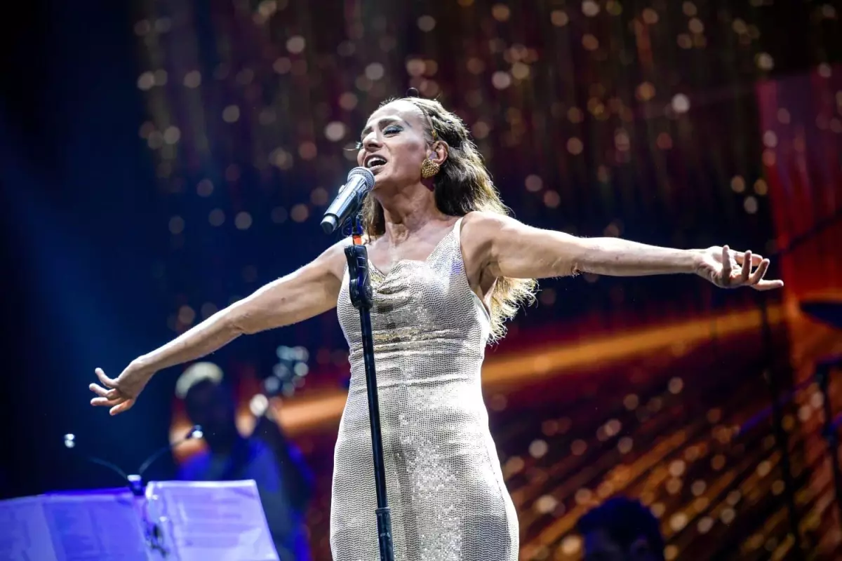 yildiz tilbe izmirde coskuyla sahne aldi cQhkgEDf