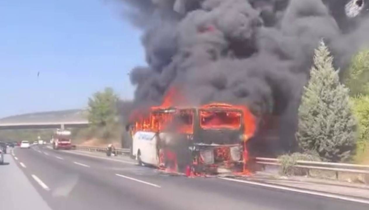 yolcu otobusu alev alev yandi faciadan donuldu j84OCniQ