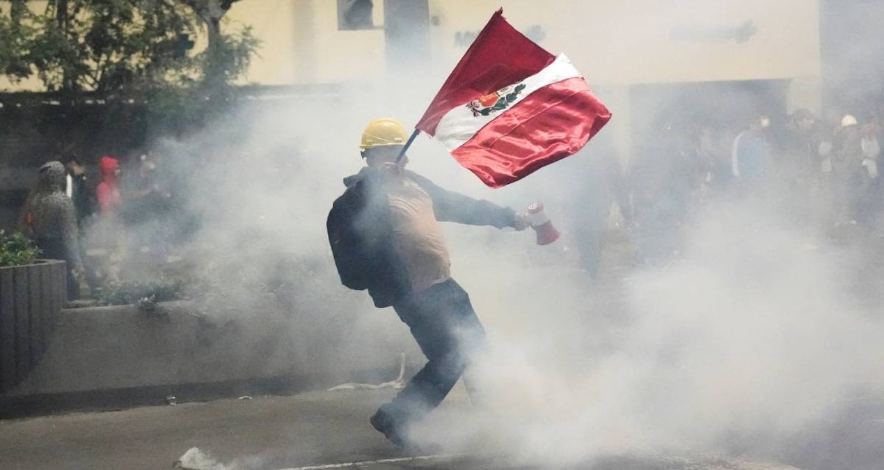 z kusagi bu kez peruda sokaklara indi protestocular yuksek mahkemeyi yakti h1E8NxKh
