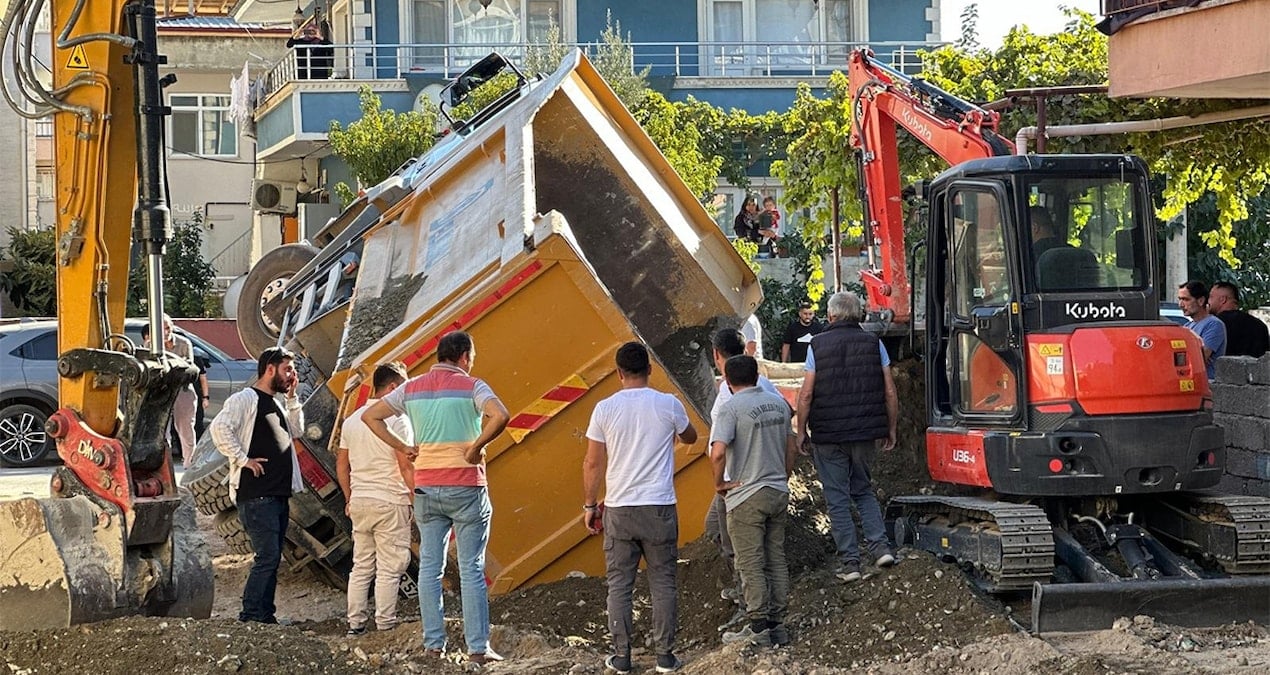 zemin coktu kamyon foseptige gomuldu yBdXFlvC