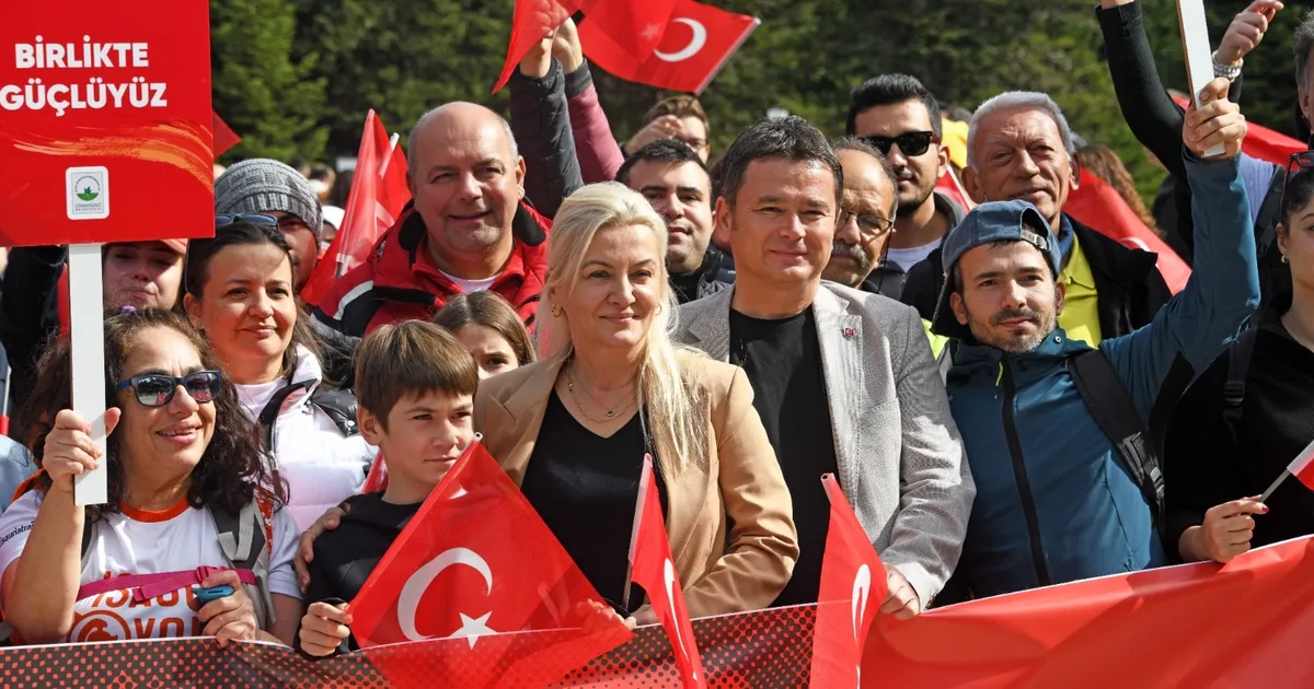 bursa uludagda yuzlerce kisi cumhuriyetin izinde UX5fmXJZ.webp