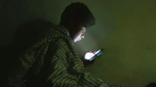 gece telefona bakanlar dikkat sessizce cokertiyor rFw9cxYk.jpg