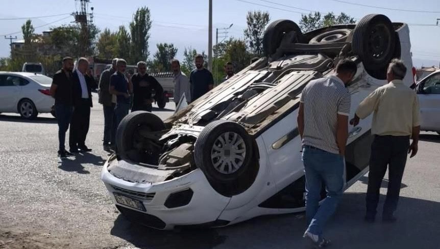 igdirda kaza araclardan biri ters dondu iki kisi yaralandi PzNQrXnS