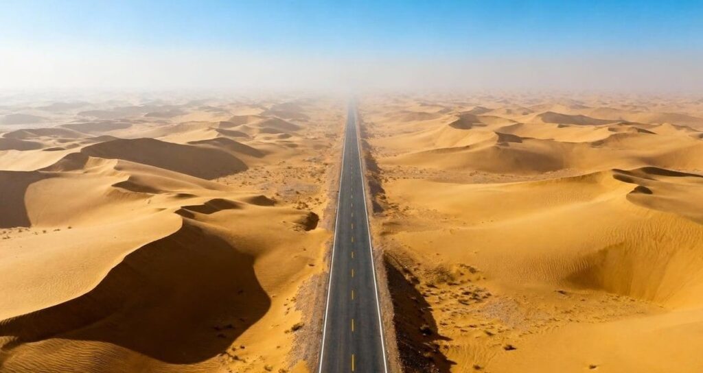 bu-yolda-yon-degistirmek-imkansiz-240-kilometre-boyunca-tek-bir-viraj-bile-yok-EzWV7gqJ