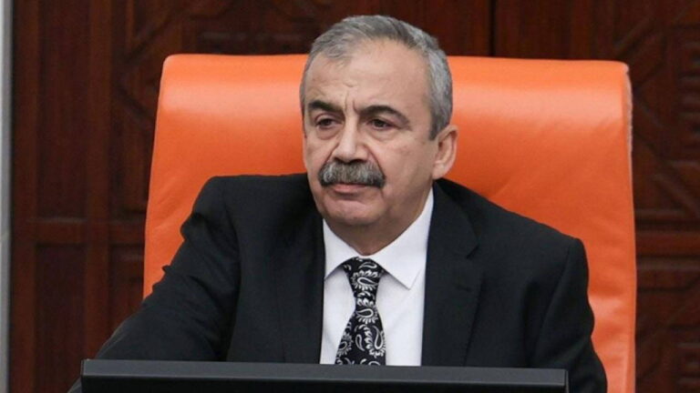 sirri-sureyya-onderin-hayati-belgesel-oluyor-8lB7TKAv