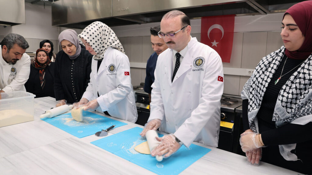Rektör, Türk Mutfağı Haftası’nda Hamur Açtı ve Pişi Pişirdi