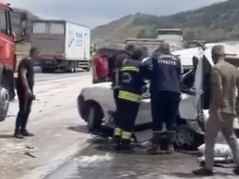 TAG Otoyolunda Feci Kaza: TIR’ın Çarptığı Araç Bariyerlere Saplandı, 2 Can Kaybı