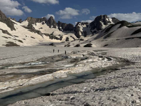 Burasi gronland degil turkiye yazin ortasinda golun yuzeyi hala buz kapli bHZFQAwF