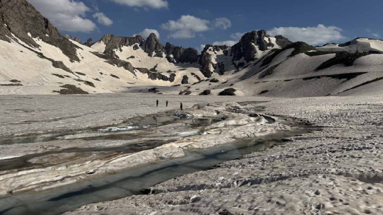 Burasi gronland degil turkiye yazin ortasinda golun yuzeyi hala buz kapli bHZFQAwF